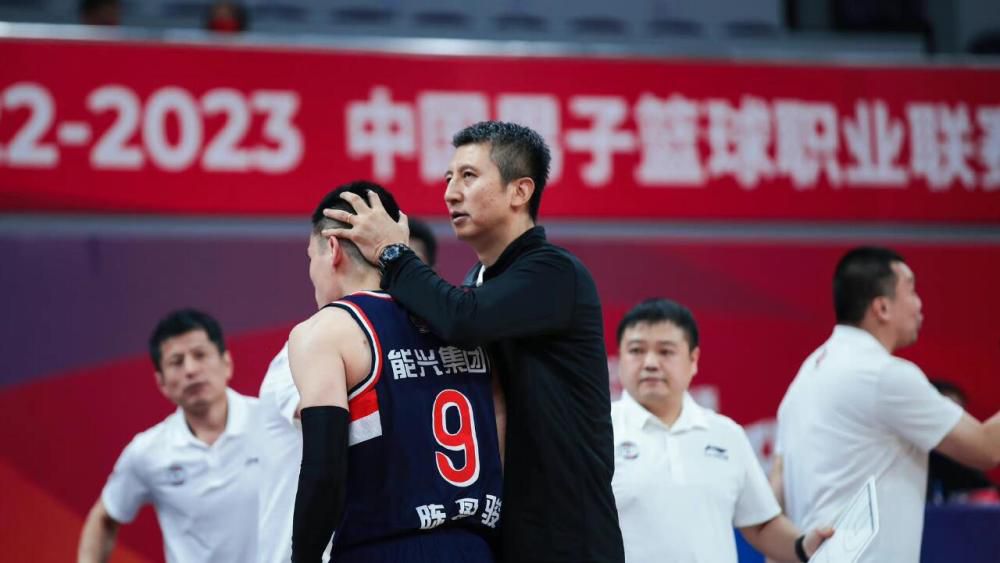 不穿内衣的瑜伽教练