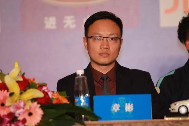 美女扒开裤子让男人捅